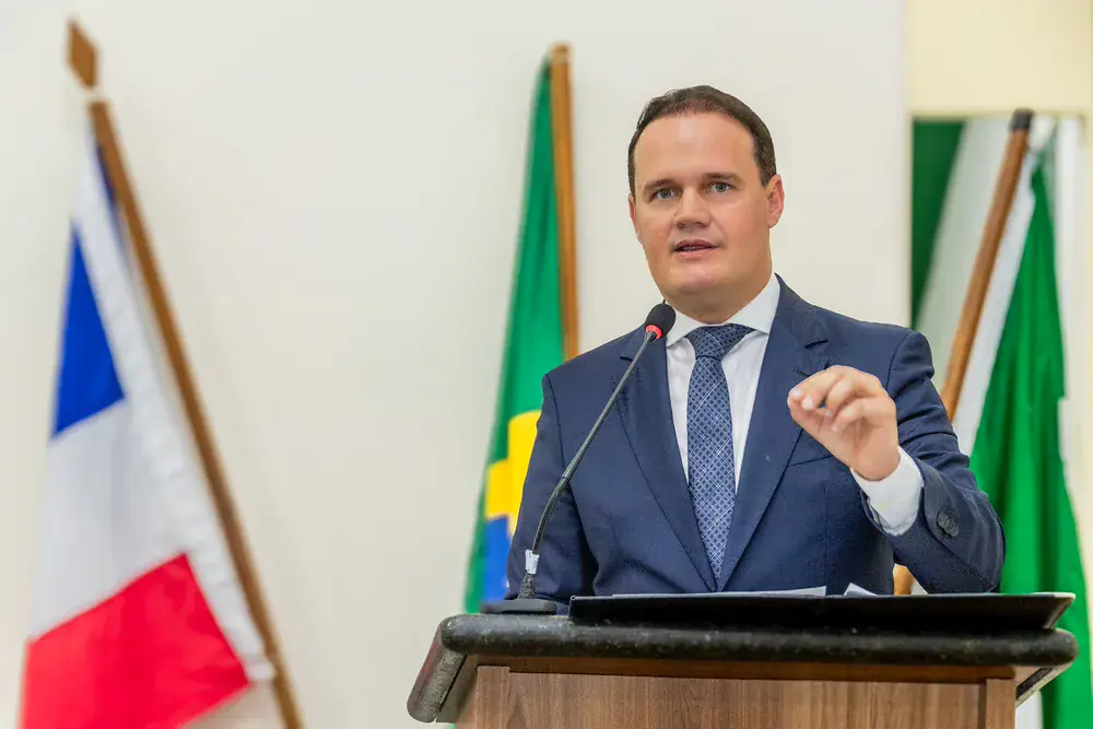 Júlio Pinheiro discursando em plenário